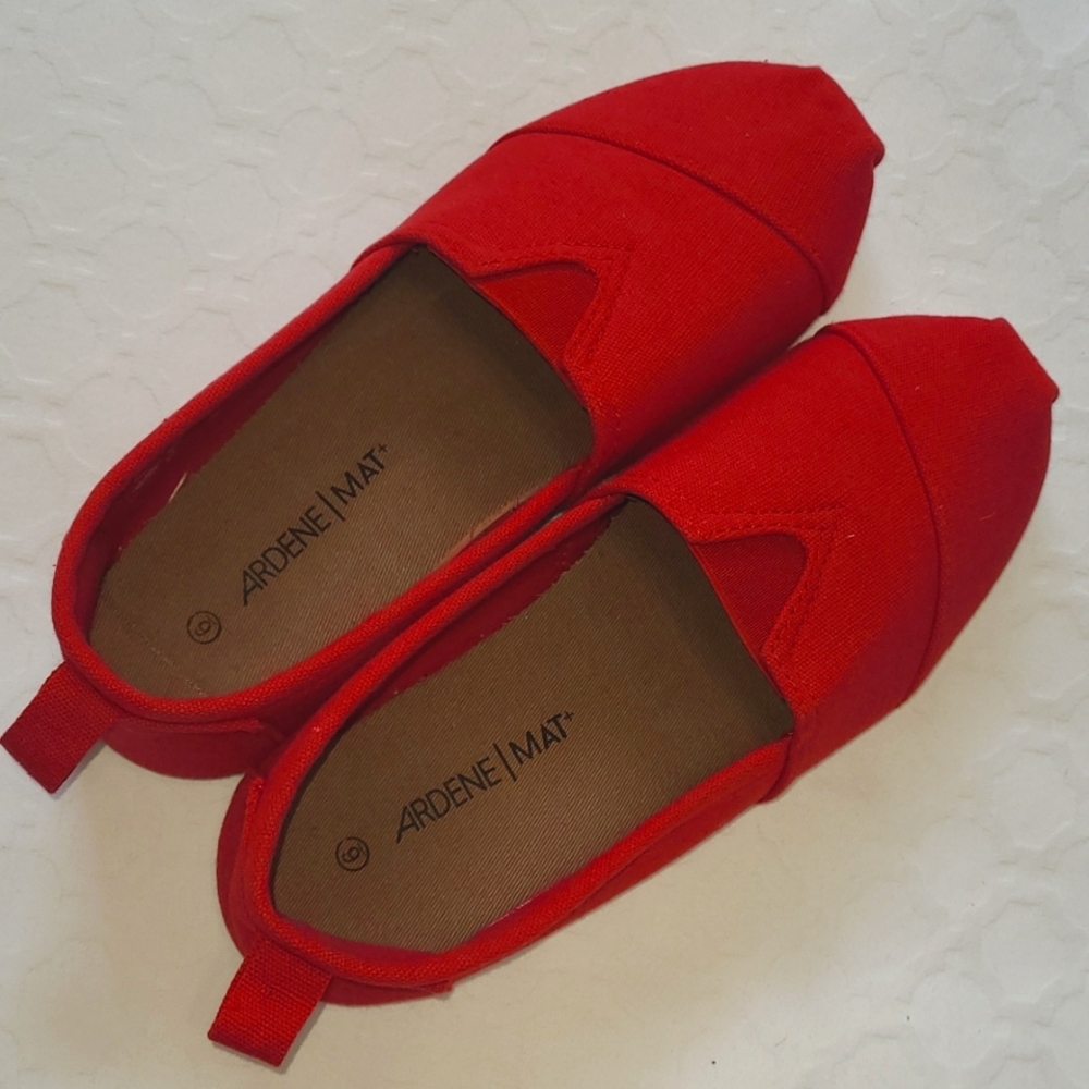 😍3/$25 Red Canvas Slip On Flats - Picture 6 of 7